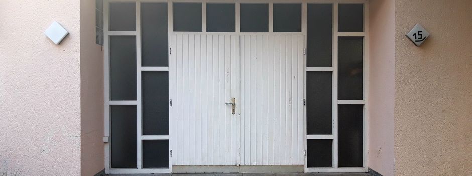 Auftrag vergeben: Neue Eingangstür am Dorfgemeinschaftshaus