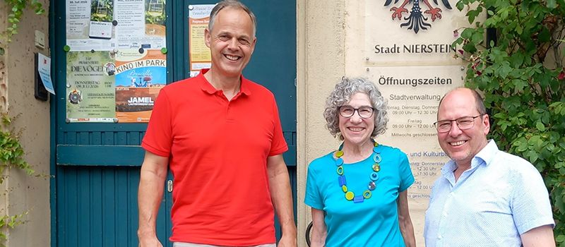Auf Spurensuche in Nierstein: Besuch der jüdischen Weinhändler-Nachfahrin Naomi Lewin