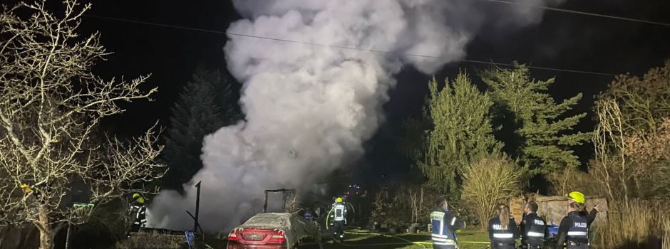 Rauchsäule über Budenheim: Feuer unter Hochspannungsleitung