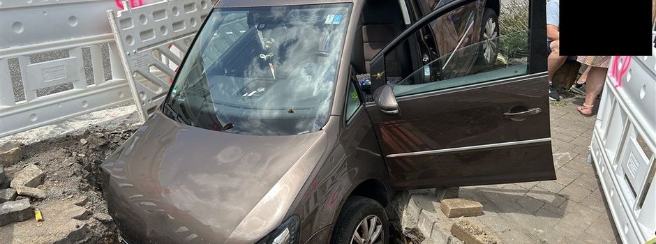 Unfall an der B49 in Niederfell: Auto bleibt in Baugrube stecke
