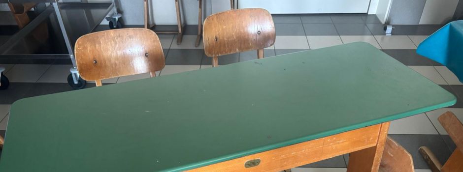 Schulmöbel gegen Spende abzugeben!