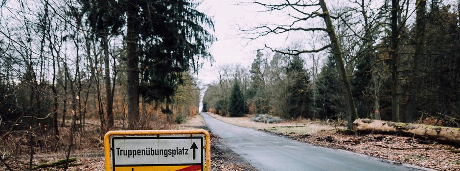 Wer möchte auf den Übungsplätzen hinter den Zaun schauen?