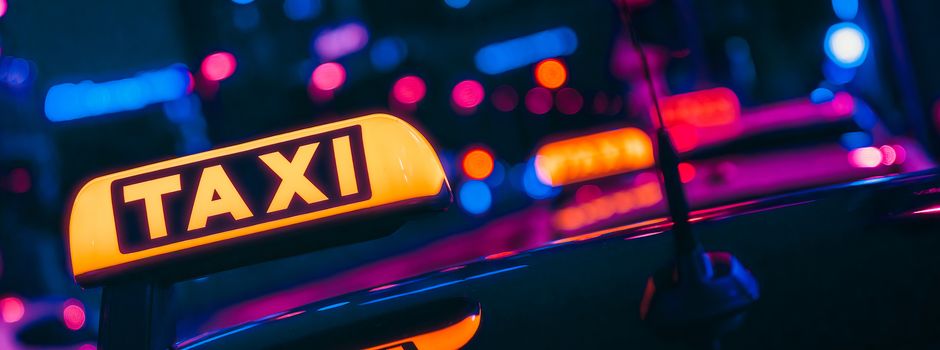 Taxi prallt frontal gegen Baum