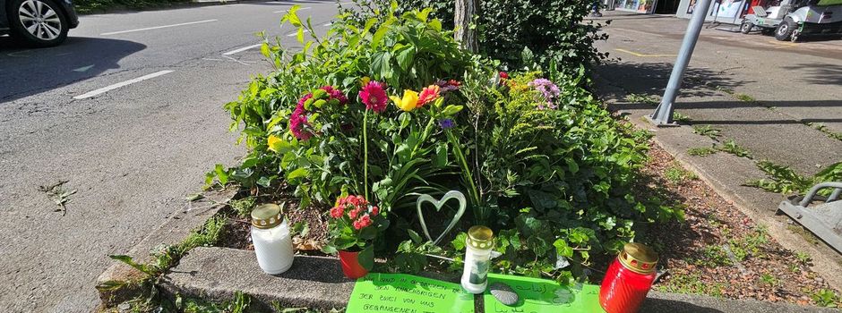 Auto erfasst drei Fußgänger an Ampel - Suche nach Ursache