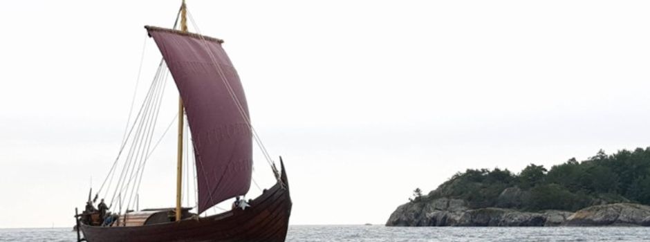 Wikingerschiff kommt über den Rhein an Wiesbaden vorbei