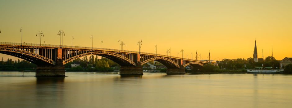 Mann wirft zwei E-Roller von Theodor-Heuss-Brücke in Wiesbaden