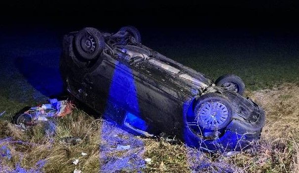 Auto überschlägt sich