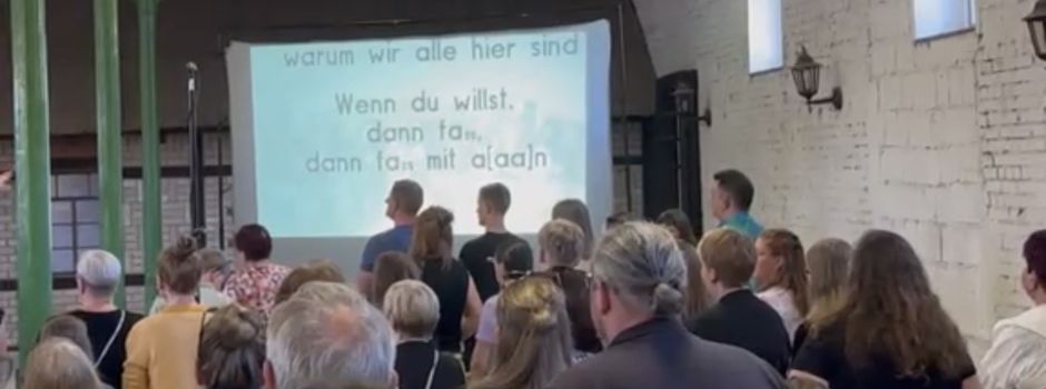 Weihnachtliche Klänge bei 26 Grad in der Goldenen Aue: Chorprojekt begeistert