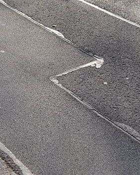 Bitumenreste auf der Fahrbahn
