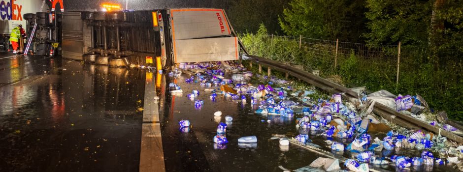 Lkw kippt auf A3 nahe Wiesbaden um