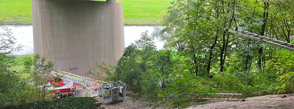 Wiesbadener stürzt unter Brücke ab – heikle Rettungsaktion für Feuerwehr