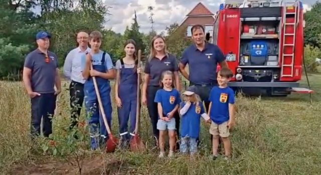 Kinder- und Jugendfeuerwehr nimmt an Apfelbaum-Challenge teil