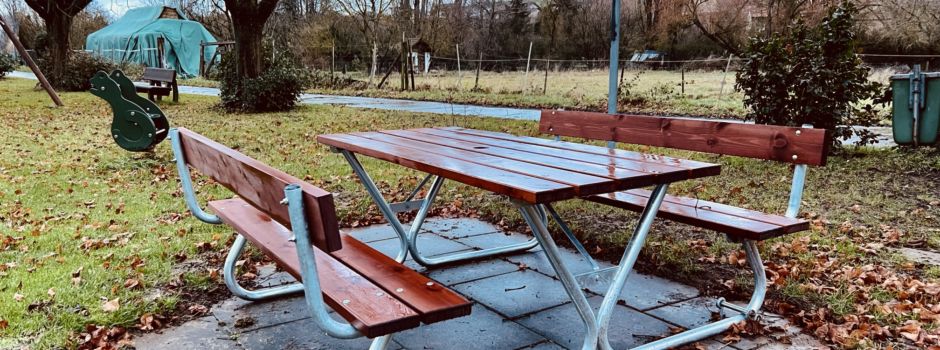 Neue Picknick-Bank auf dem Spielplatz –