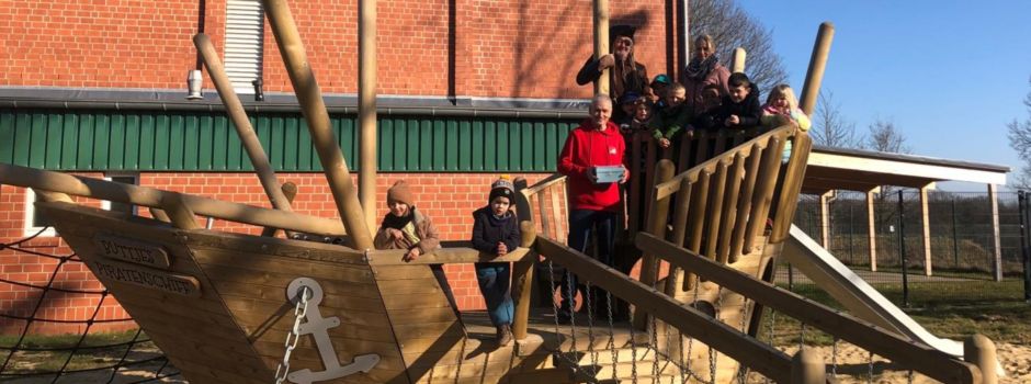 Einweihung von „Buttjes Piratenschiff“ auf dem Sportplatz Welle