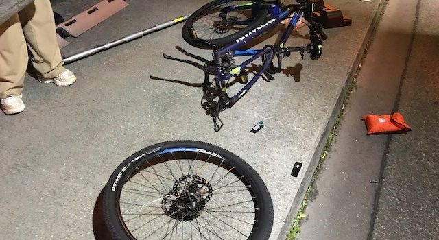 Fahrradfahrer ohne Helm schlägt mit Kopf in Autoscheibe ein