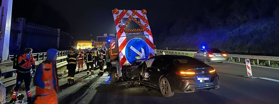 Schwerer Unfall am Hechtsheimer Tunnel: Auto rast in Baustellenabsperrung