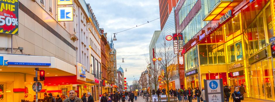 Mainzerin schlägt in Wiesbaden auf Passantinnen ein