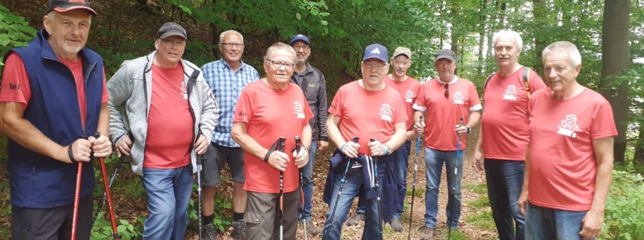 Junge Baachwätz wandern und spielen