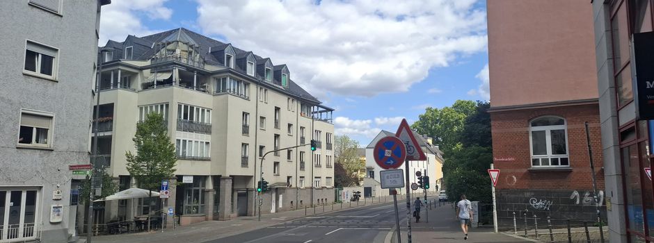 Feuerwehr rettet Person in Mainzer Altstadt von Dach