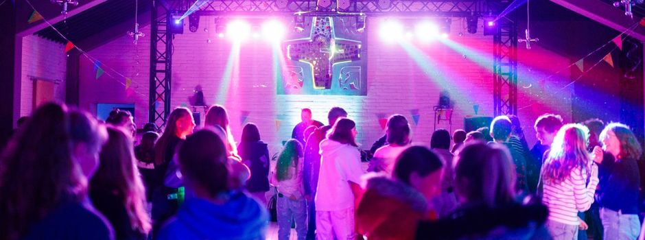 Jugendliche feiern "Partysegen" in der Kirche Fehl-Ritzhausen