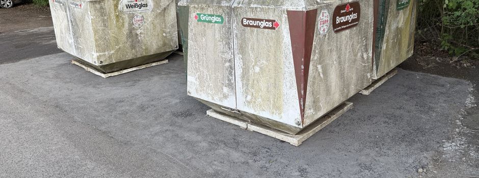 Glascontainer in sauberem Umfeld