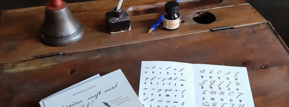 Schönschrift mit Feder und Tintenfass
