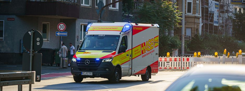 Rettungsaktion in Mainz: Person stürzt auf freiliegende Steine am Rhein
