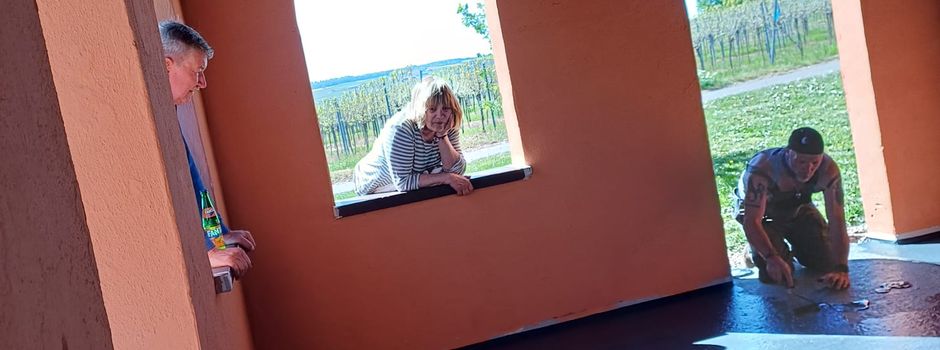 Bürgeraktion am Tisch des Weins