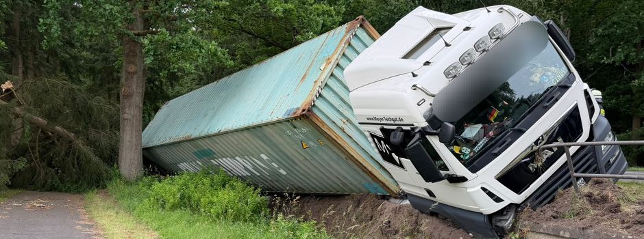 Lkw kippt in Graben