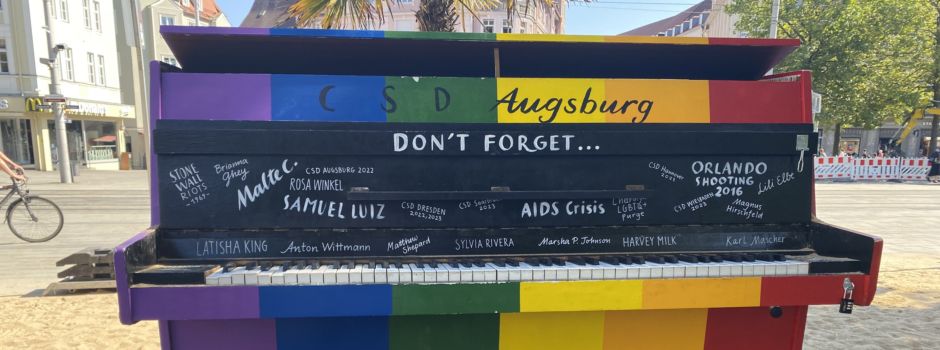 Bildergalerie: Die bunten Klaviere der „Play Me, I´m Yours“- Aktion in Augsburg
