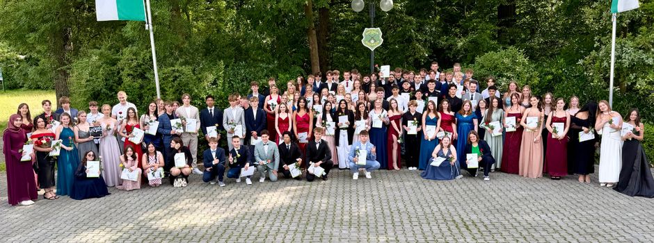 10 Jahre im falschen Film – 110 Absolvent:innen der Von‑Zumbusch‑Gesamtschule feiern ihren Abschluss