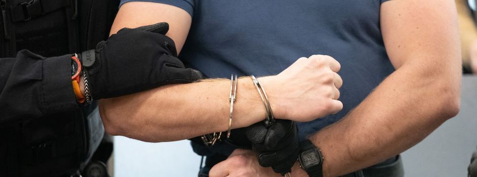 Prozess gegen mutmaßliche Linksextremisten und viel Kritik