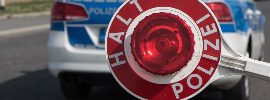 Autofahrer will mit seinem hochmotorisierten Pkw flüchten