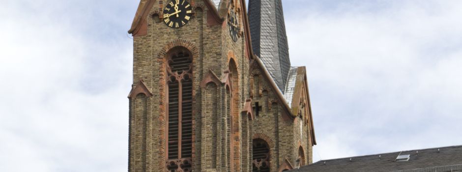 Schwerer Unfall: Betrunkene kracht mit Auto in Kirche