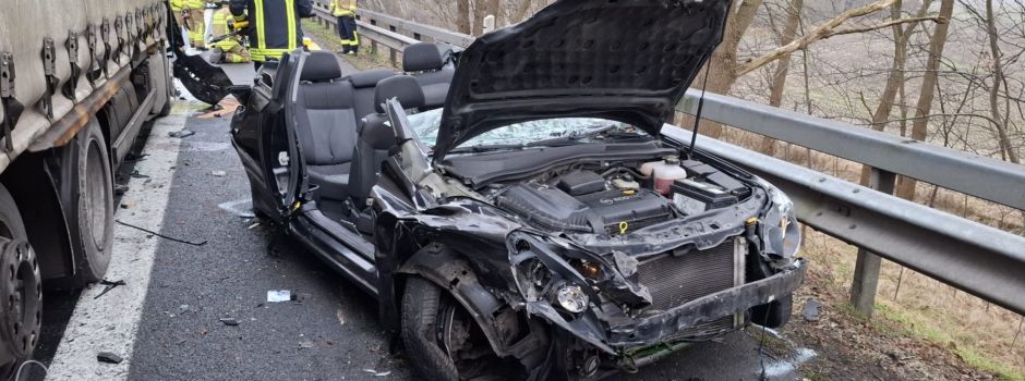 Lkw-Gespann kollidiert mit Pkw – Mann lebensbedrohlich verletzt