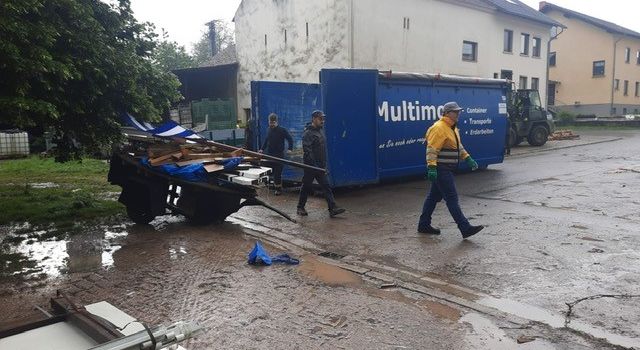 ! ACHTUNG ! ALLE SPERRMÜLLCONTAINER VOLL!