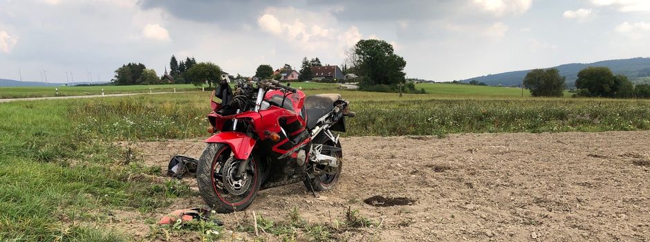 Schwerer Verkehrsunfall: Motorradfahrer mit multiplen Verletzungen