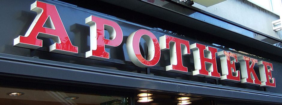 Ohne Maske: Mann stürmt in Apotheke und beschimpft Personal