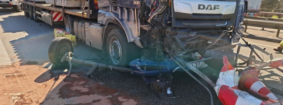Lkw kollidiert mit Absperrfahrzeug