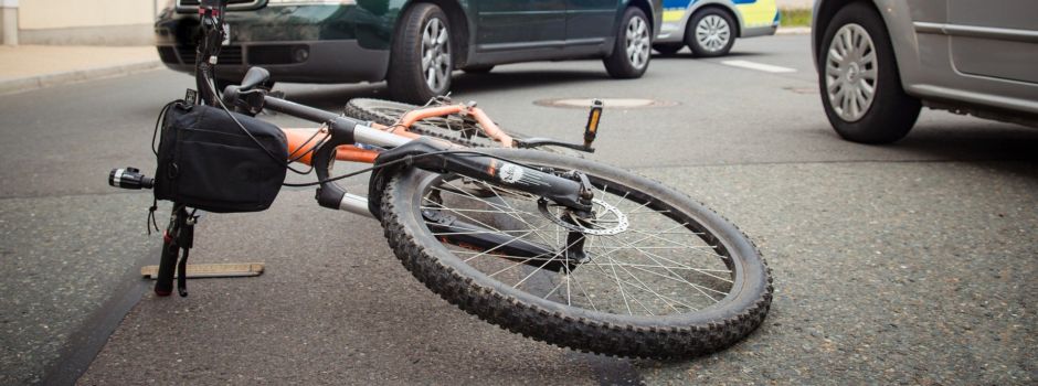 Autofahrer missachten Vorfahrt: Mehrere Radfahrerinnen bei Unfällen verletzt