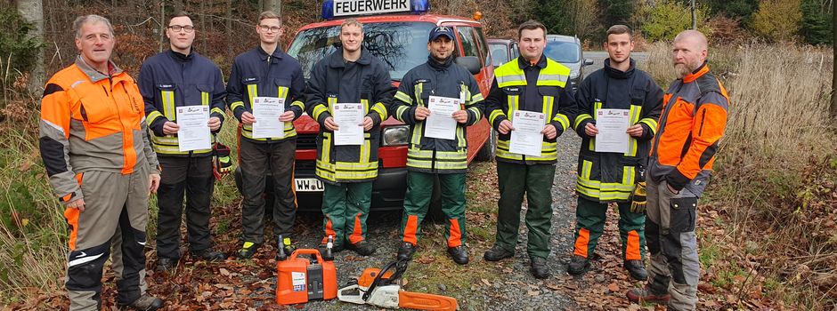 Sechs neue Motorsägenführer bei der Feuerwehr