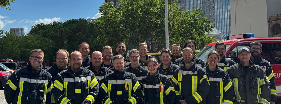 Feuerwehr Niddatal bezwingt 1200 Stufen beim Frankfurter Skyrun