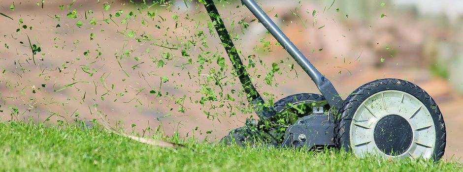 Mähsaison auf dem Friedhof