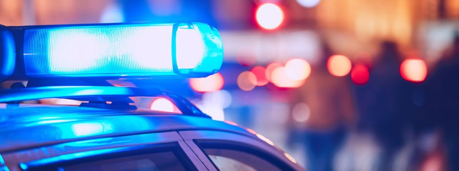 Lauter Knall in Gau-Bischofsheim: Betrunkener kracht in geparkte Autos