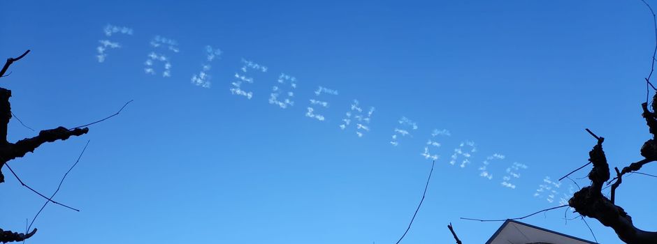 Wer sprühte die Friedensbotschaften in den Himmel über Wiesbaden?