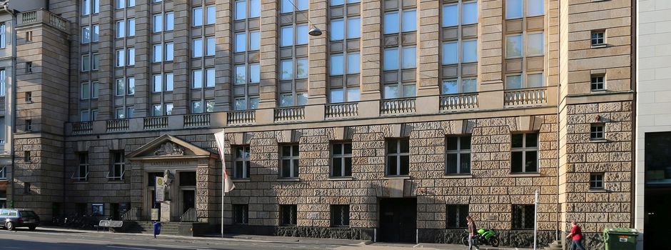 Mann masturbiert in Wiesbadener Landesbibliothek