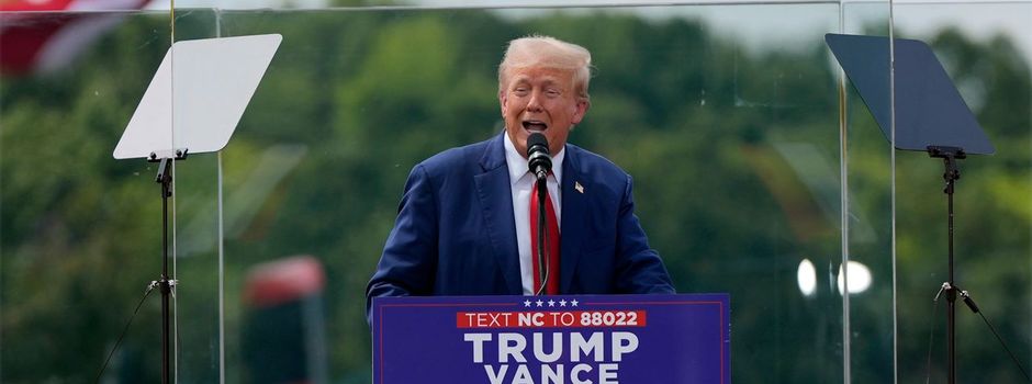 Wahlkampf unter freiem Himmel: Trump redet hinter Glaswand