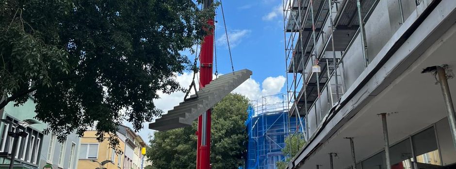 Treppe schwebt über Wormser Fußgängerzone beim „K32“