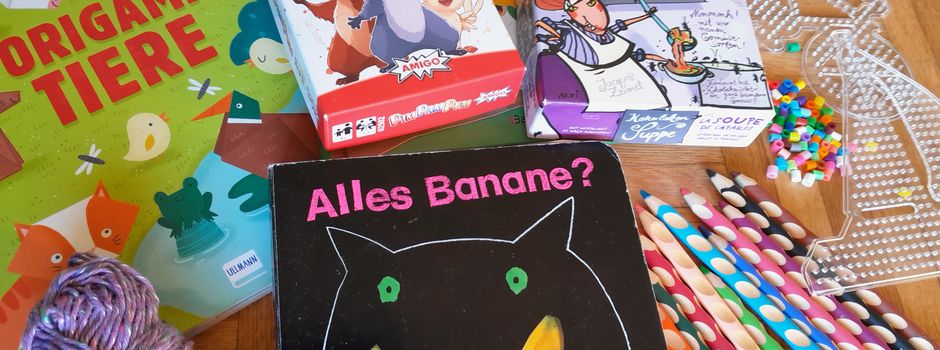 Bastelmaterial- und Spielegeschenketisch