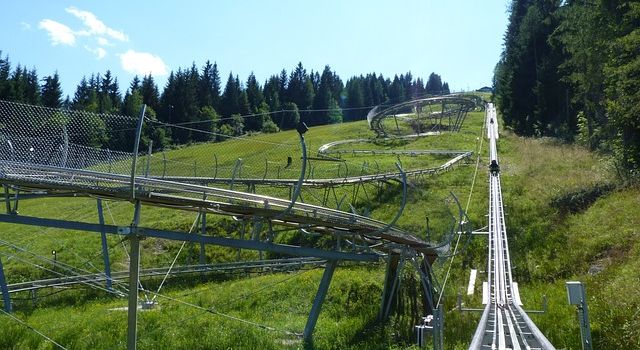 Vollgas den Berg hinunter: 7 Sommerrodelbahnen in der Nähe von Augsburg